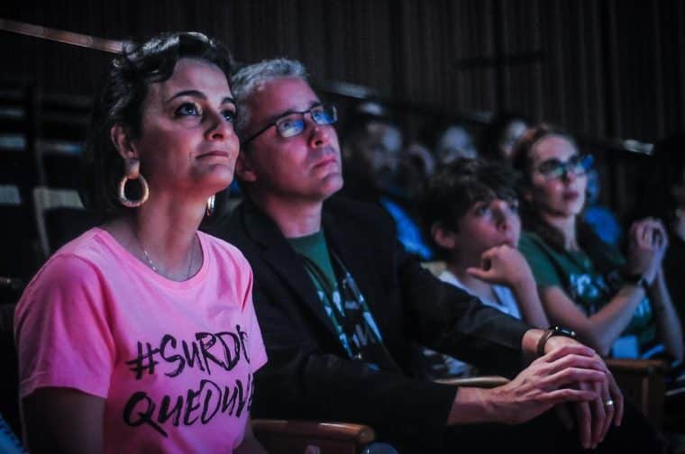 Paula e eu na plateia de uma edição do “Surdos que Ouvem” em São Paulo, ouvindo depoimentos.